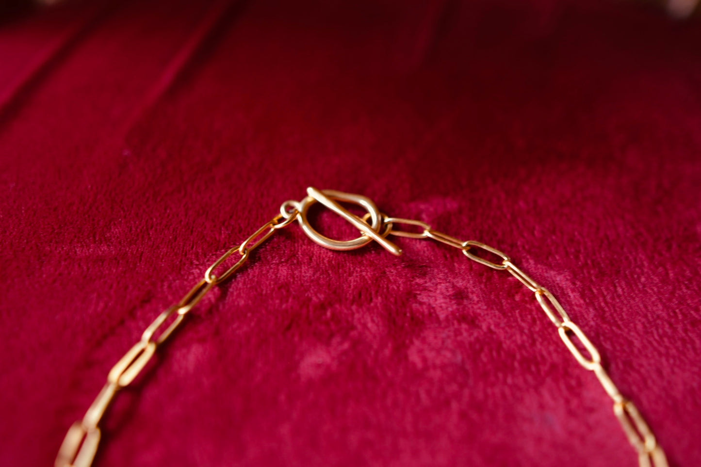 Goldene Schleifenkette – zart & feminin