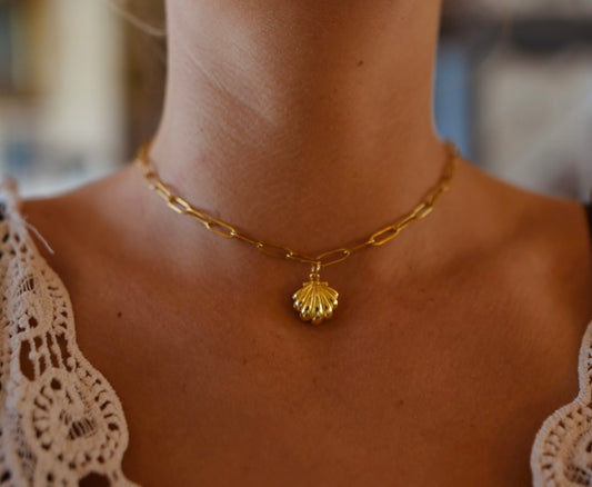 Goldene Muschel mit Perlendetail – zeitlos & elegant