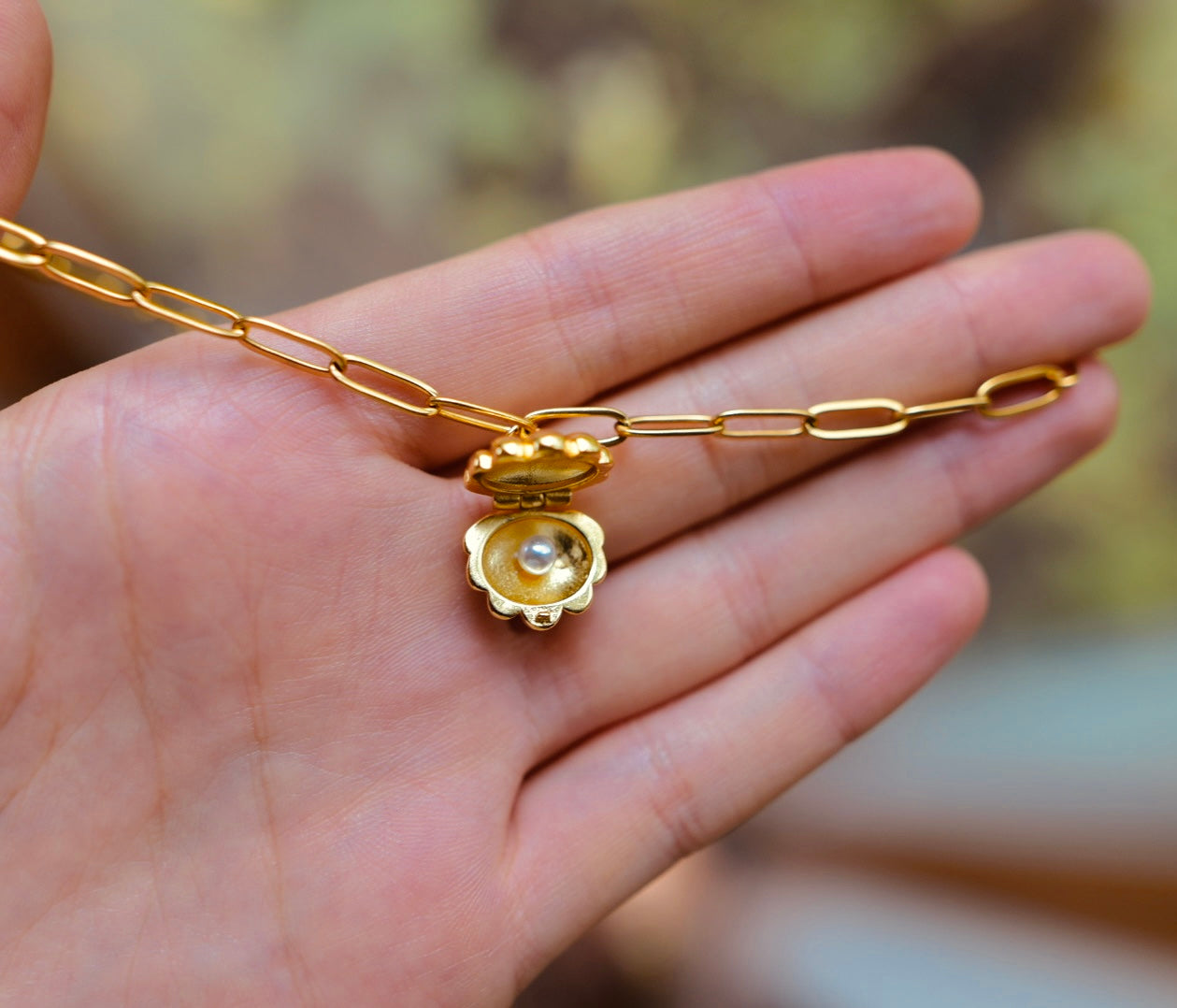 Goldene Muschel mit Perlendetail – zeitlos & elegant