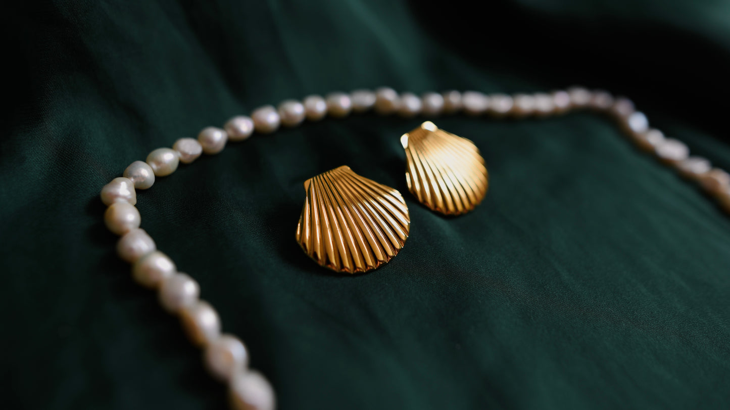 Goldene Ohrringe in Muschelform