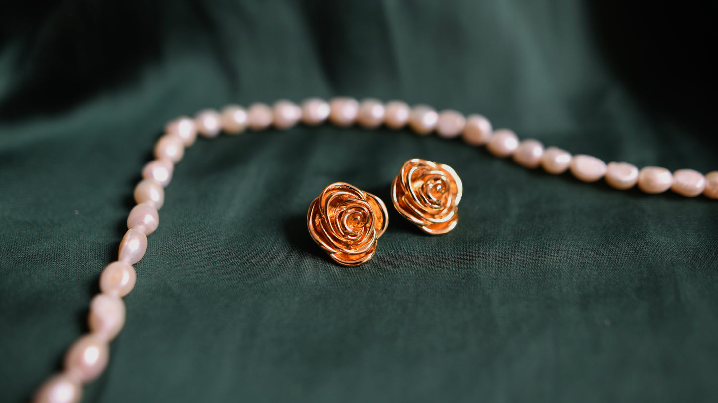 Goldene Ohrringe mit Rosenmotiv im Vintage-Stil