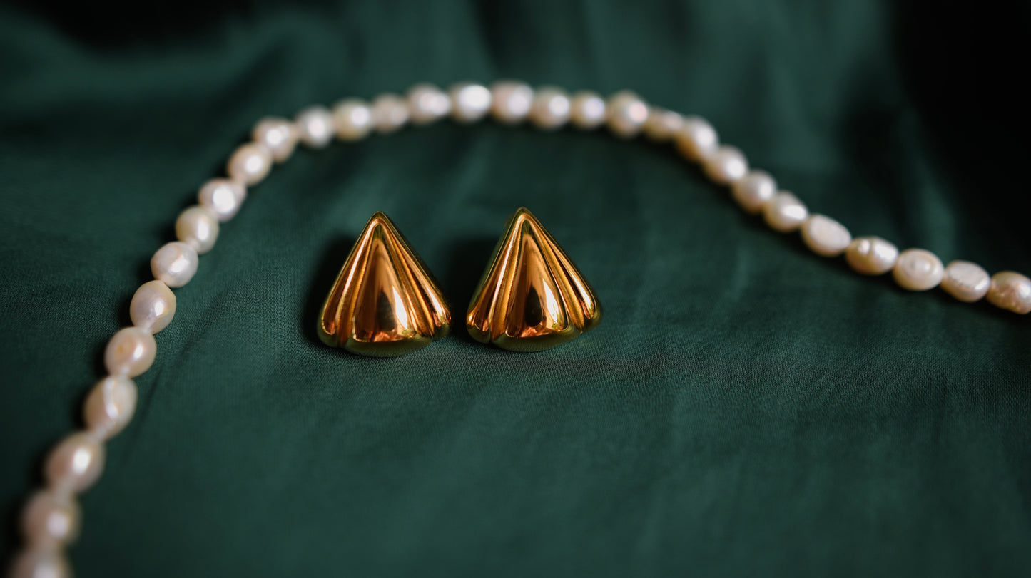 Goldene Ohrringe von zeitloser Eleganz