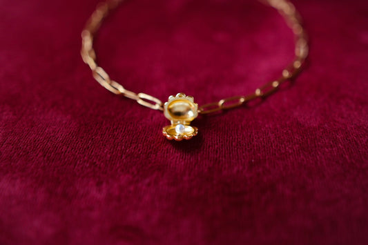 Golden shell with pearl detail – timeless &amp; elegant