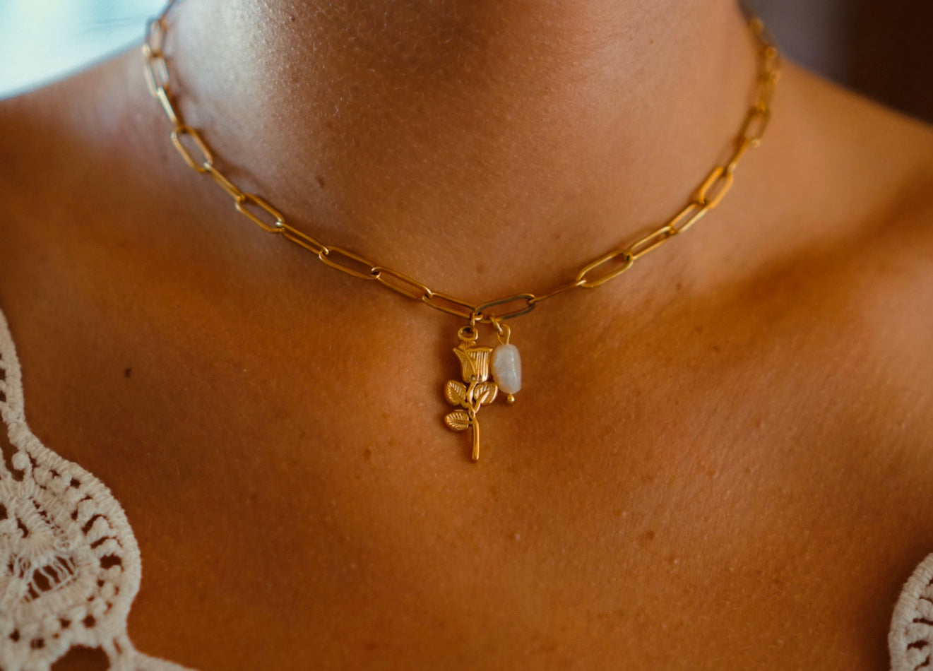 Goldene Rosenkette mit Perlenakzent – zart, zeitlos, elegant