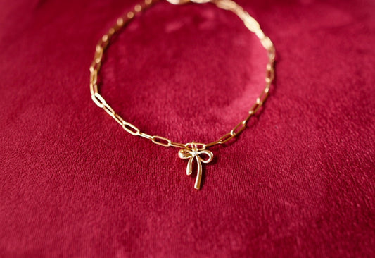 Goldene Schleifenkette – zart & feminin