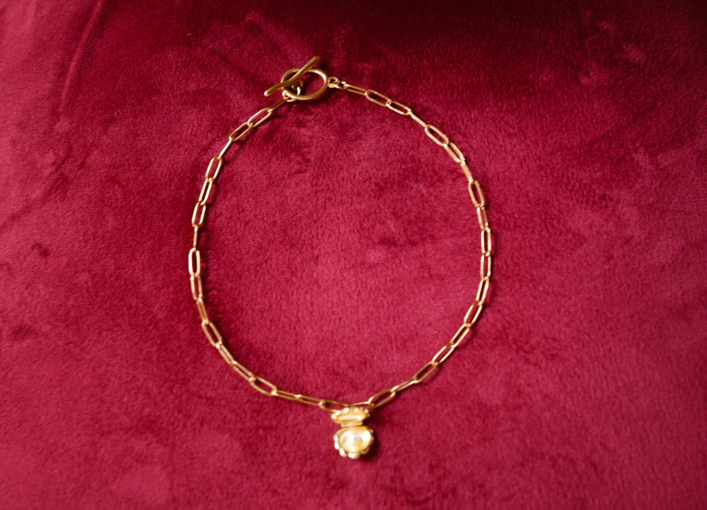 Goldene Muschel mit Perlendetail – zeitlos & elegant