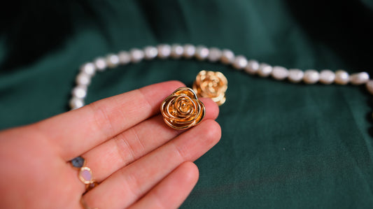 Gold earrings with a rose motif in vintage style 