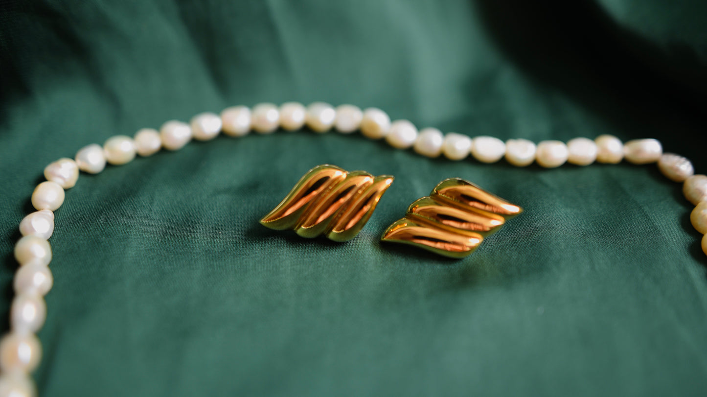 Vintage-style gold earrings 