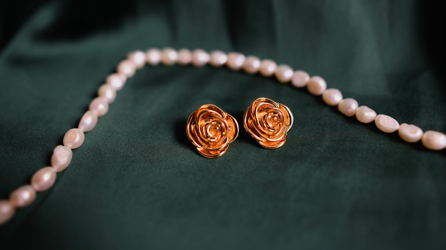 Goldene Ohrringe mit Rosenmotiv im Vintage-Stil