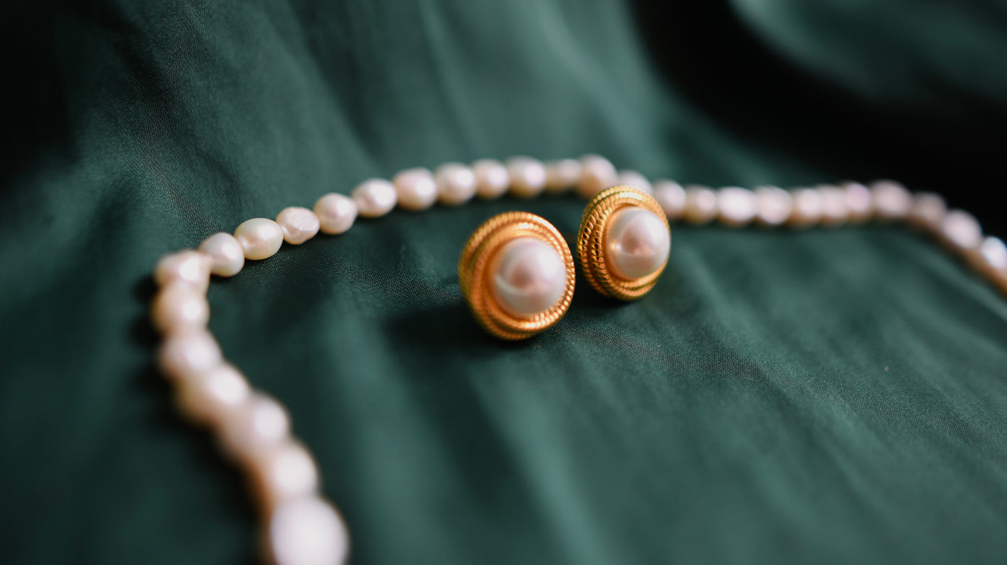 Gold earrings with pearl detail 