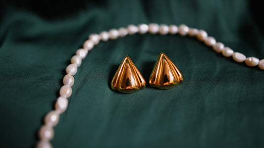 Golden earrings of timeless elegance