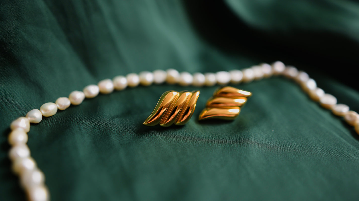 Vintage-style gold earrings 