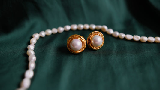 Gold earrings with pearl detail 