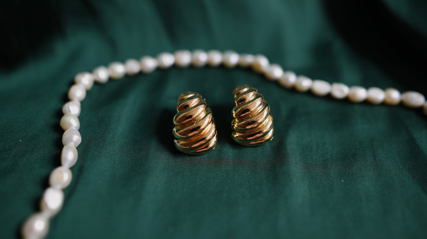 Goldene Ohrringe mit strukturierter Form