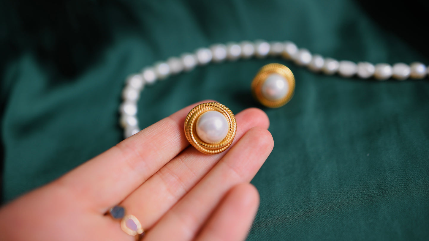 Gold earrings with pearl detail 