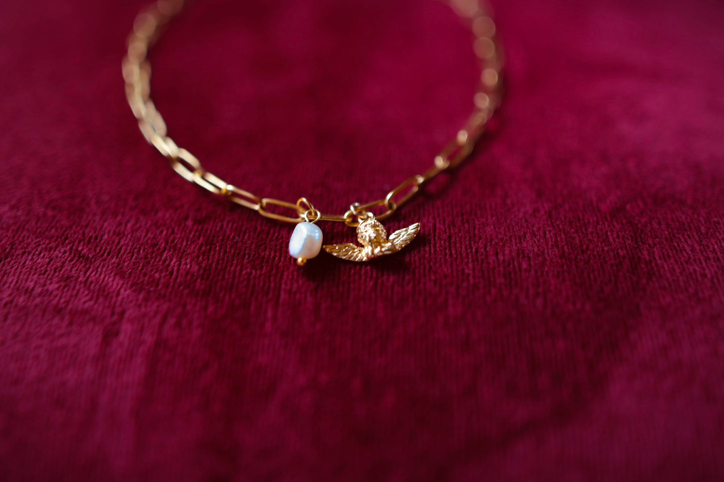 Golden angel necklace with freshwater pearl 