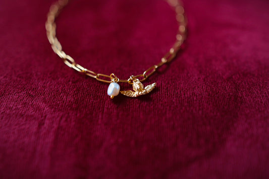 Golden angel necklace with freshwater pearl 