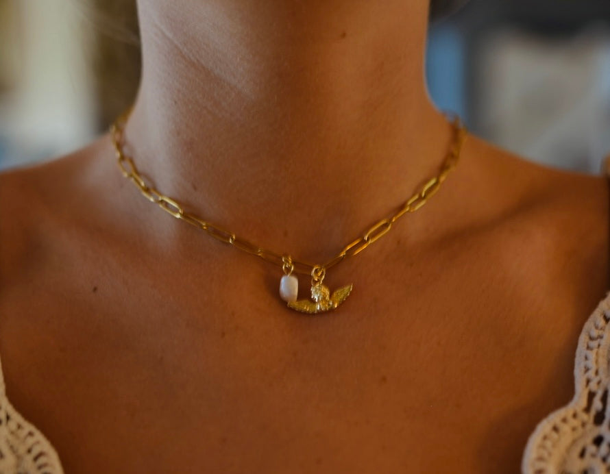 Golden angel necklace with freshwater pearl 