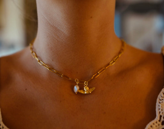 Golden angel necklace with freshwater pearl 